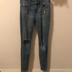NEVER WORN AMERICAN EAGLE RIPPED SKINNY JEANS